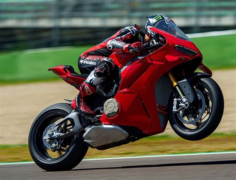 Ducati Panigale V4 2025 : les détails et les tarifs estimés.